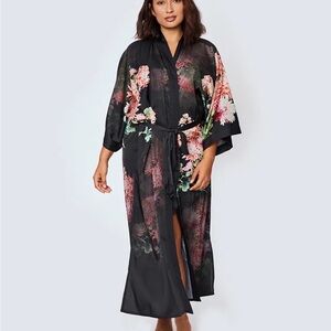 Kim + Ono CORAL CHRYSANTHEMUM LONG KIMONO ROBE (PLUS SIZE) one size Black Floral
